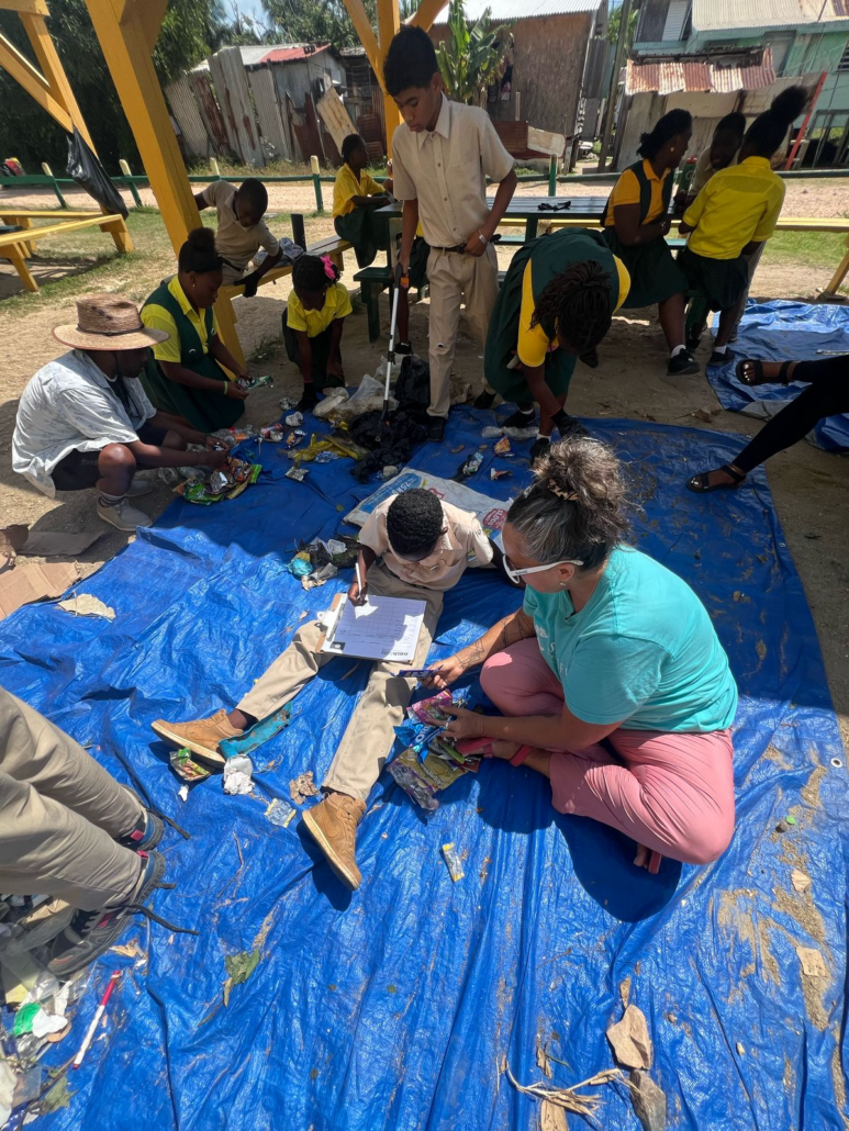 SeaofLifeEDworkingonTrashBlitzwithyoungGarifunastudentsinSeignBight